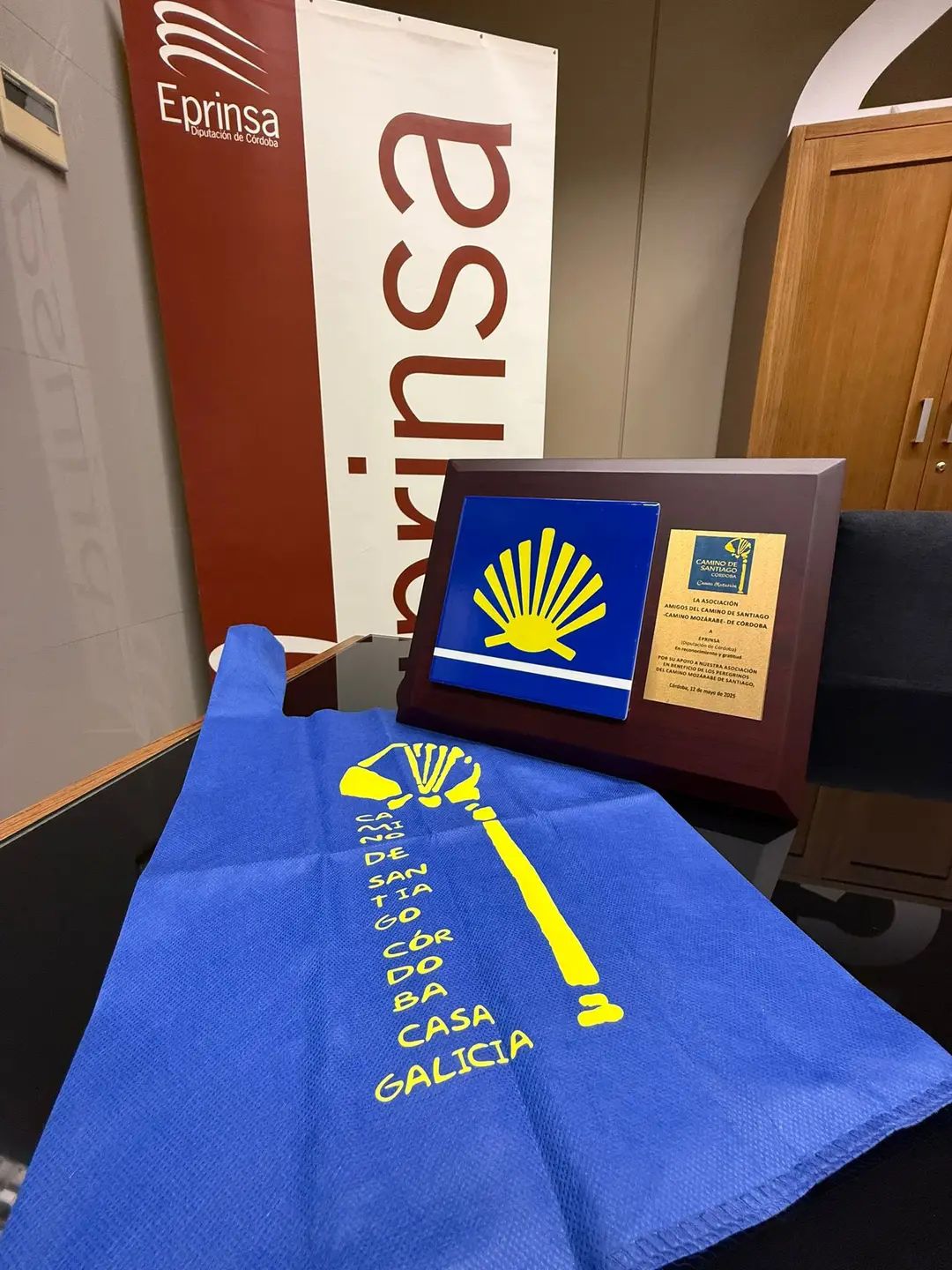 Delivery of a tile of gratitude to Eprinsa from the Asociación Cordobesa de Amigos del Camino de Santiago.